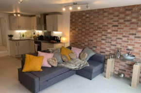 Modern flat, few mins walk from all attractions.
